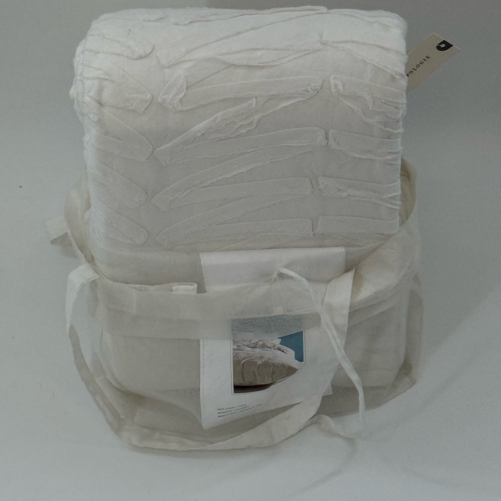 NWT Anthropologie Ruffled Collection White Full Size ( 86" X 90" ) Duvet Cover - Picture 4 of 6